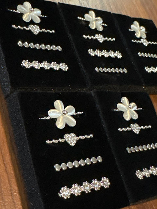 Set de Anillos con Flores Plateadas